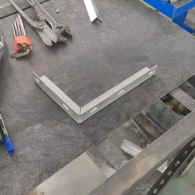 Un buen precio. Instalación fácil con pernos y tuercas Partes de bandejas de cable para soporte y organización de cables en línea